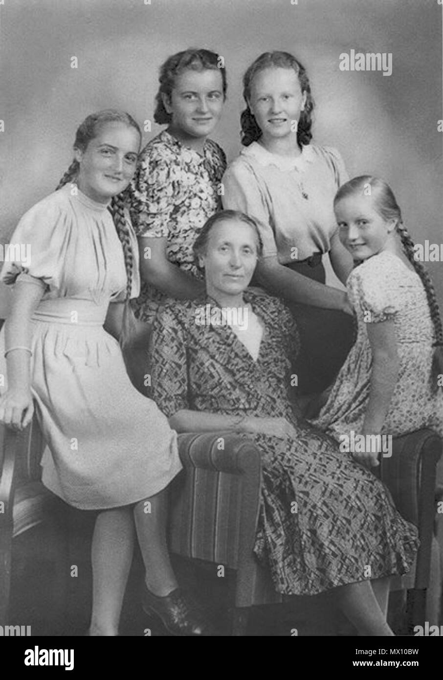 220 Frau mit Töchtern Banque D'Images