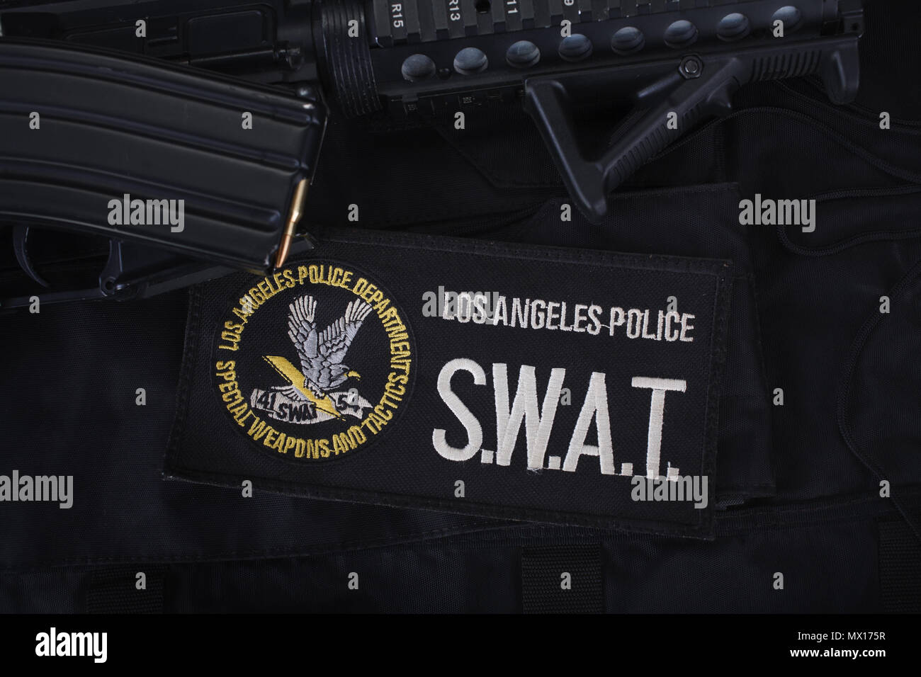 6 février 2018 - Le Service de police de Los Angeles des armes spéciales et tactiques de l'emblème de l'équipe d'armes et munitions avec patch sur uiniform black background Banque D'Images