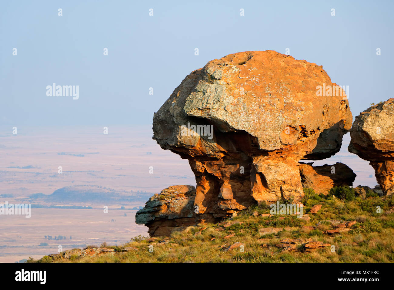 Formation rocheuse de grès contre un ciel brumeux lointain, Afrique du Sud Banque D'Images