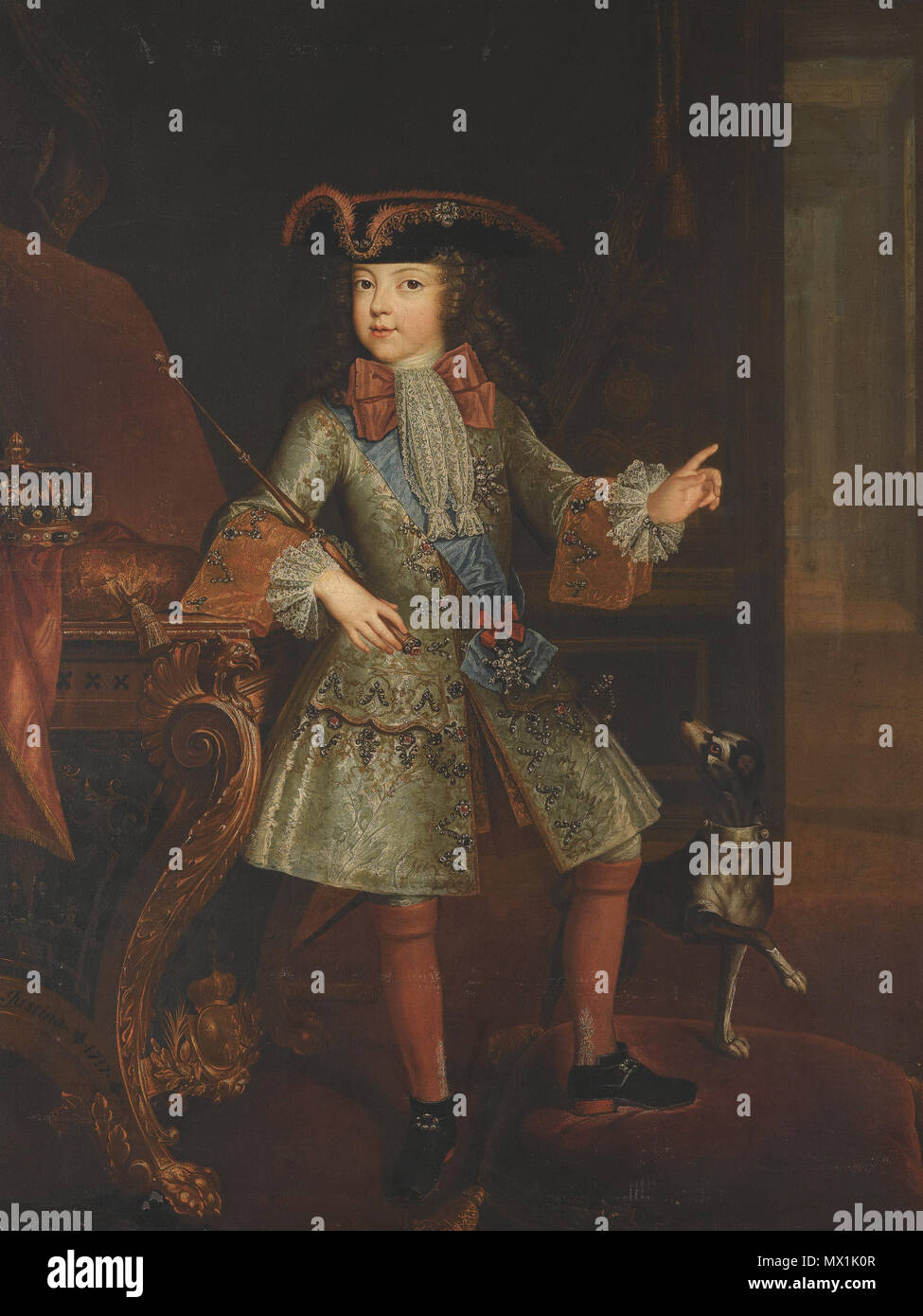 . Anglais : Portrait de Louis XV de France en tant qu'enfant, debout dans un intérieur pleine longueur, à côté d'un chien, sa couronne sur une table à côté de lui . avant 1743. Augustin Oudart Justinat 497 Portrait de Louis XV de France en tant qu'enfant Banque D'Images