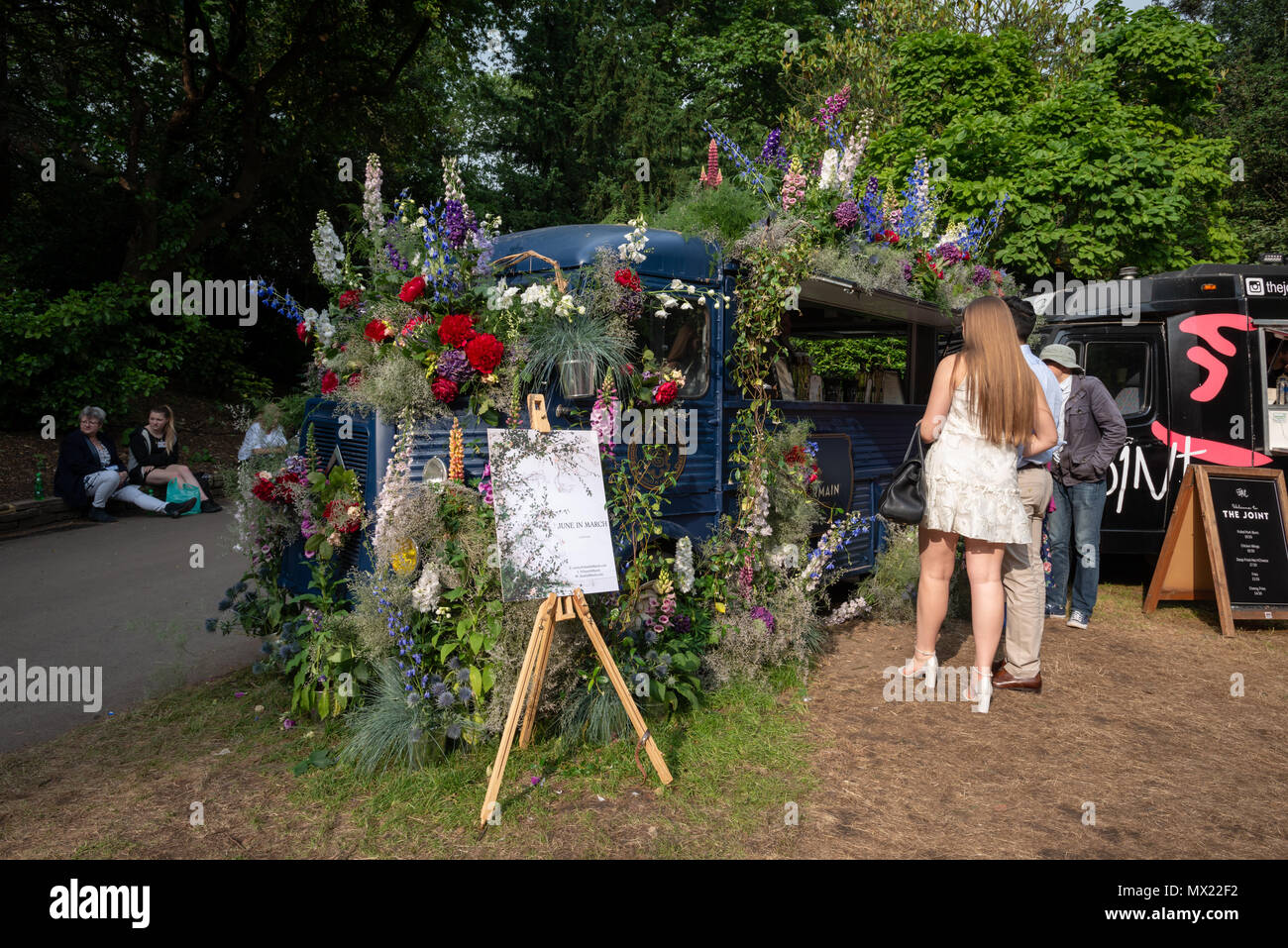 Couvert de belles fleurs colorées et un bar mobile vend des boissons aux visiteurs du RHS Chelsea Flower Show à Londres, au Royaume-Uni. Banque D'Images