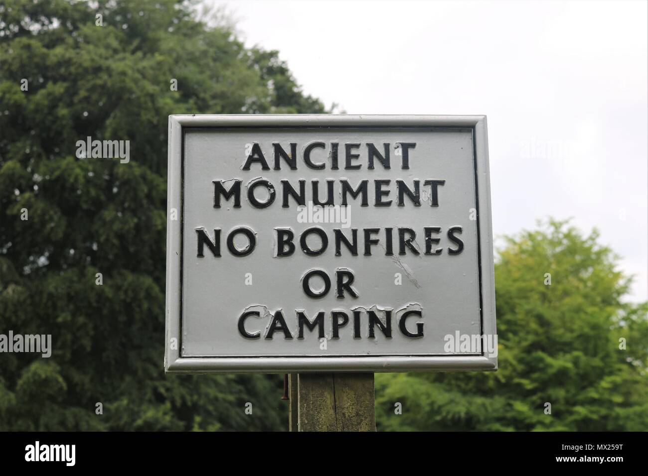 'Ancien Monument Pas de joie ou de Camping' signe à White Horse Hill, Faringdon, Uffington, Oxfordshire, UK Banque D'Images