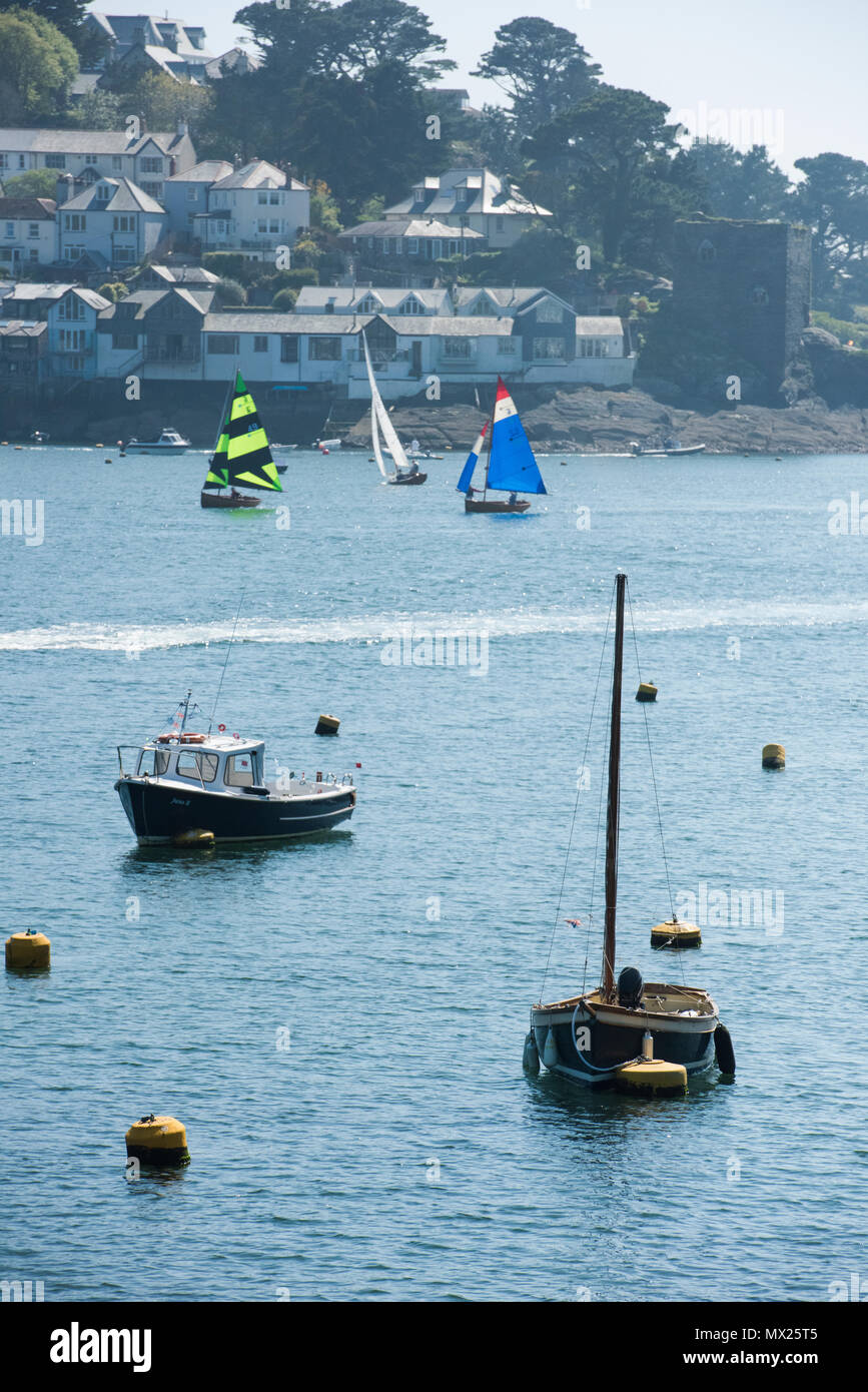 Voiliers dans le port de Fowey, Cornwall, UK. Banque D'Images