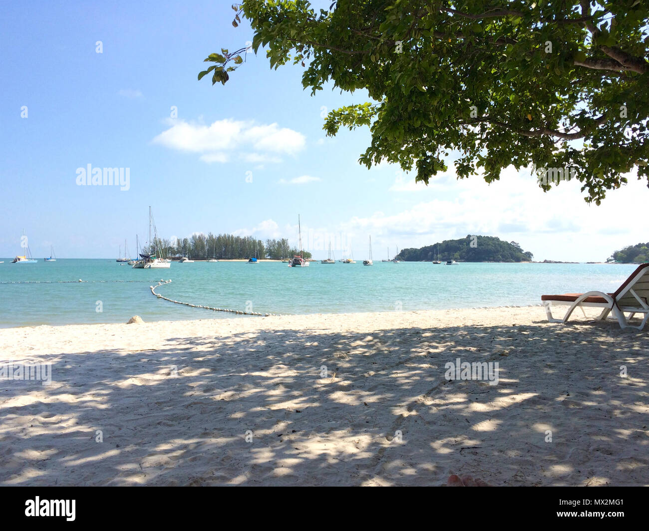PULAU Langkawi (Malaisie) - avril 2015 4ème : belle plage de sable blanc de Langkawi avec palmiers et transats Banque D'Images