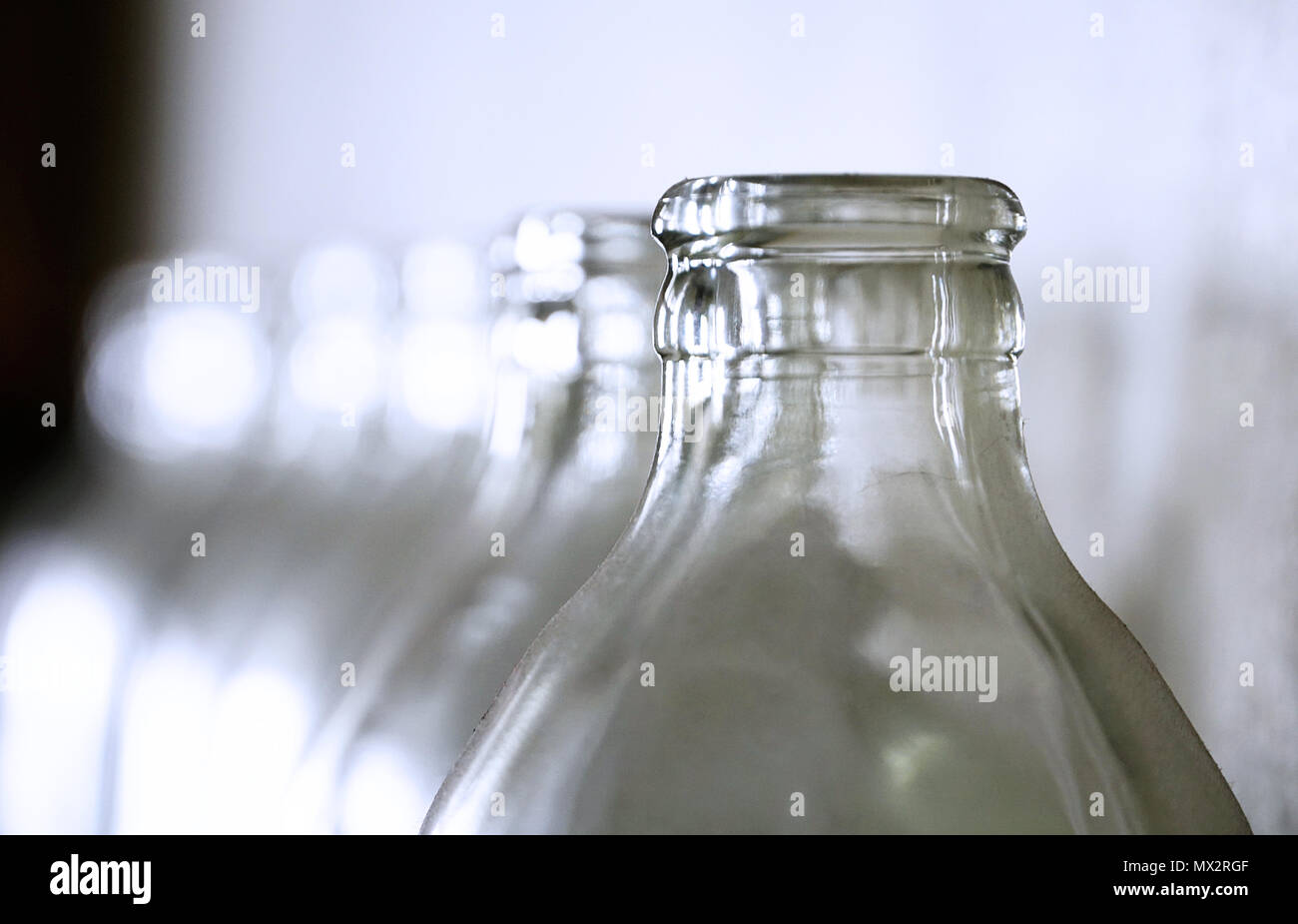 Bouteilles en verre vide. Banque D'Images