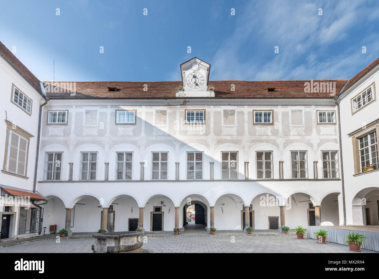 Cour de château à Slovenska Bistrica avec entrée principale, la cour est utilisé aujourd'hui comme un marché d'épicerie, de propriété publique, pas d'autorisation nécessaire Banque D'Images