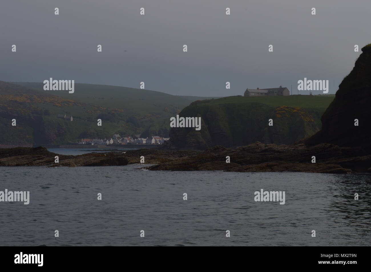 Un paysage de maisons au bord de la mer à Aberdeen. Banque D'Images