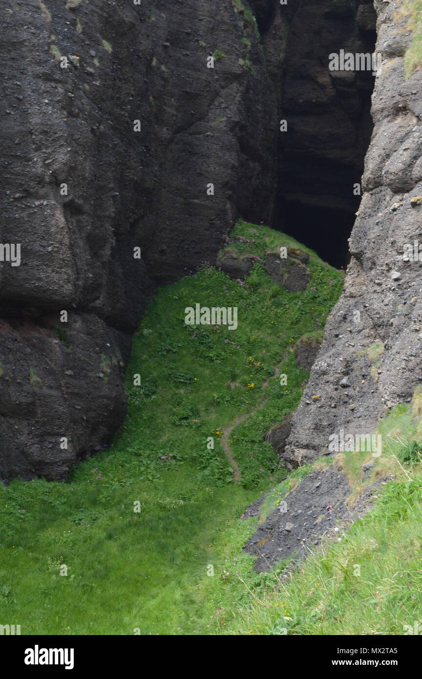 Une ouverture dans les collines sur une colline sentier pédestre dans gamrie. Banque D'Images