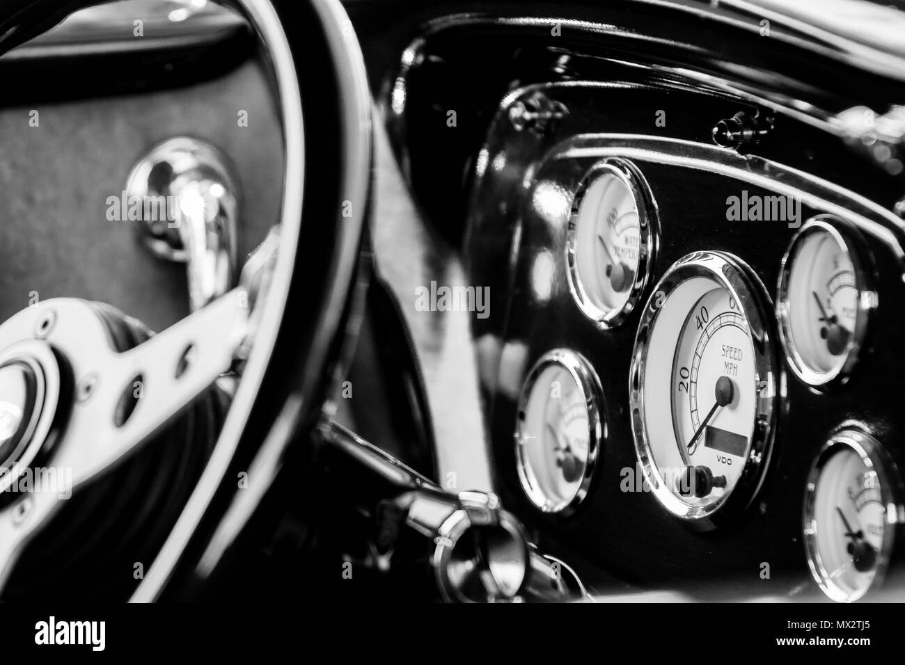 Photo monochrome avec tableau de bord de voiture vintage Banque D'Images