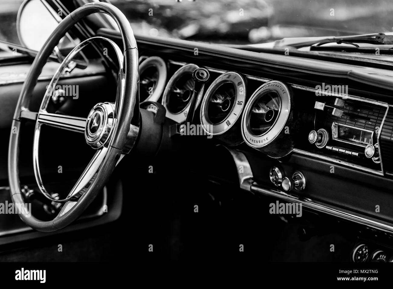 Photo monochrome avec tableau de bord de voiture vintage Banque D'Images