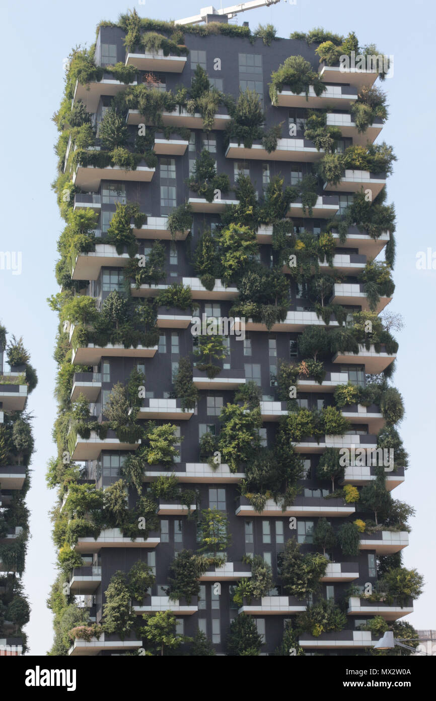 MILAN, ITALIE, 10 juin 2017 : Forêt verticale gratte-ciel (forêt verticale). La particularité de cet édifice est la présence de plus de 900 tree Banque D'Images