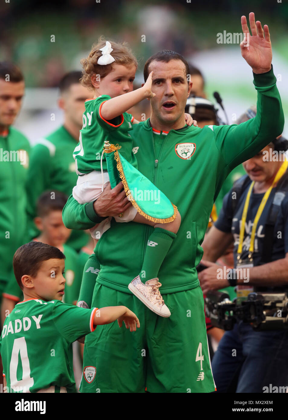 La République d'Irlande John O'Shea avec son fils Alfie (en bas à gauche) et sa fille Ruby avant le match amical à l'Aviva Stadium de Dublin. Banque D'Images