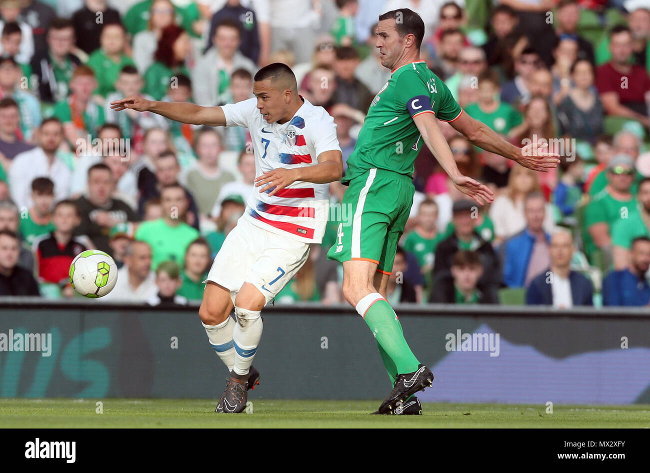 United States' Bobby Wood (à gauche) et la République d'Irlande John O'Shea bataille pour la balle durant le match amical à l'Aviva Stadium de Dublin. Banque D'Images