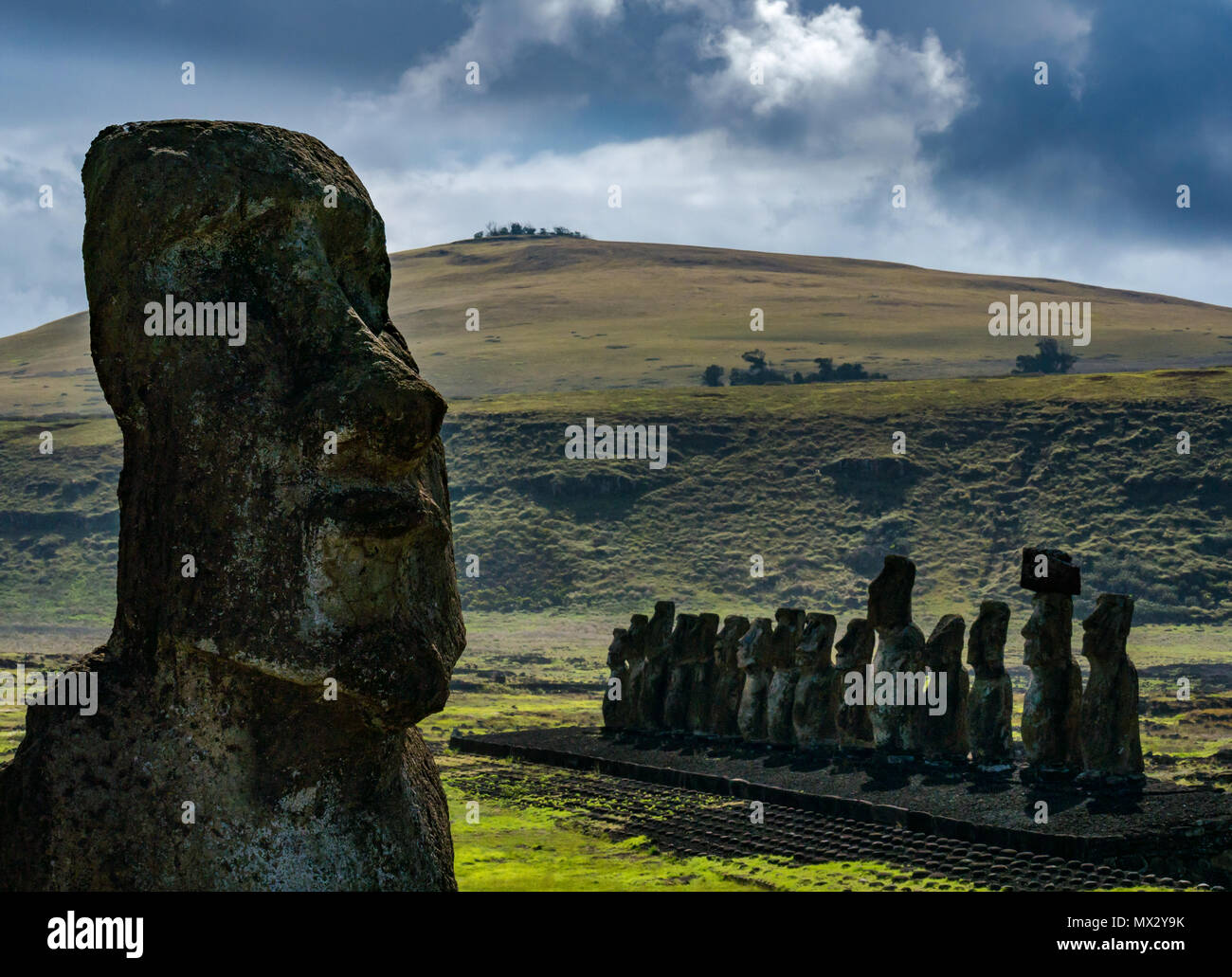 Tongariki Moai, plus grande reconstruction Ahu, île de Pâques, Rapa Nui, Chili, volcan Poike avec en arrière-plan Banque D'Images