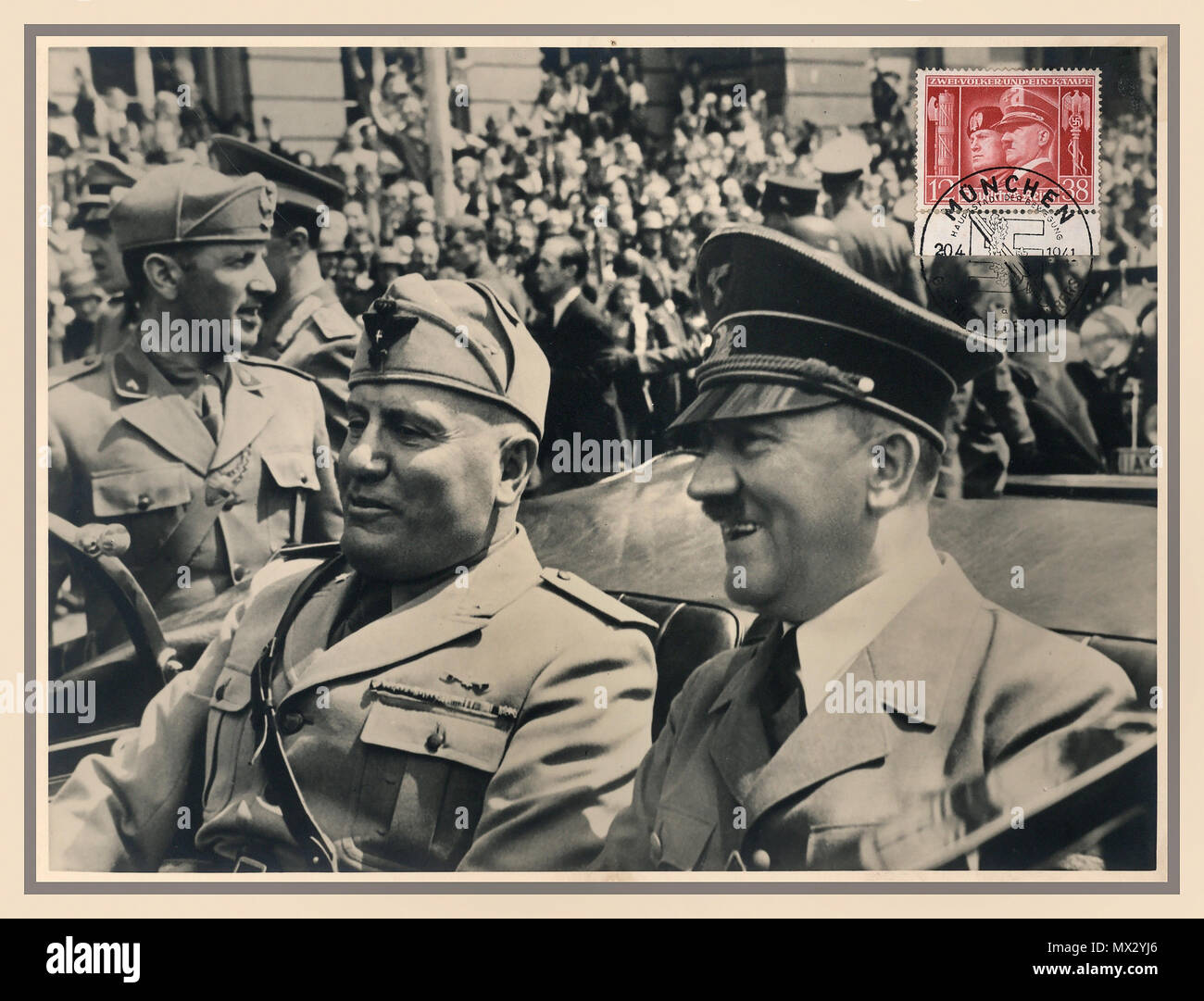 Vintage 1940 carte postale sépia allemande avec timbre commémoratif spécial Benito Mussolini et Adolf Hitler en Mercedes ouverte Munich, Allemagne juin 1940 en WW2 Banque D'Images