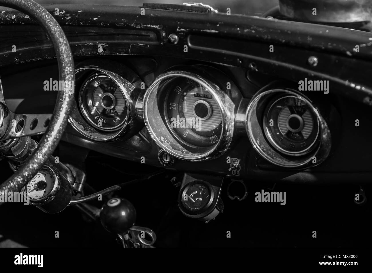 Photo monochrome avec tableau de bord de voiture vintage Banque D'Images