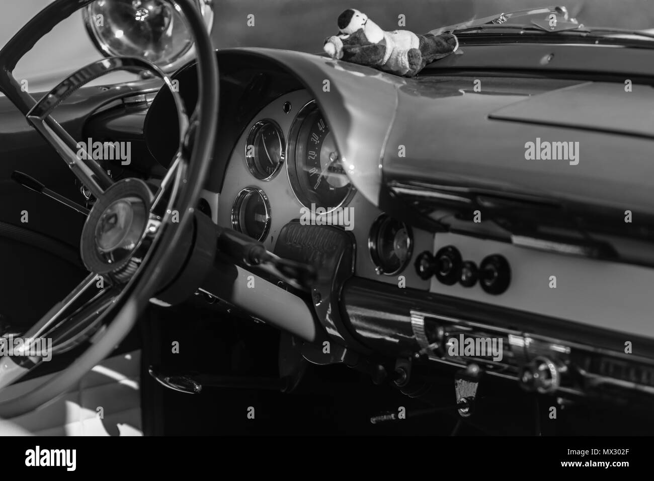 Photo monochrome avec tableau de bord de voiture vintage Banque D'Images