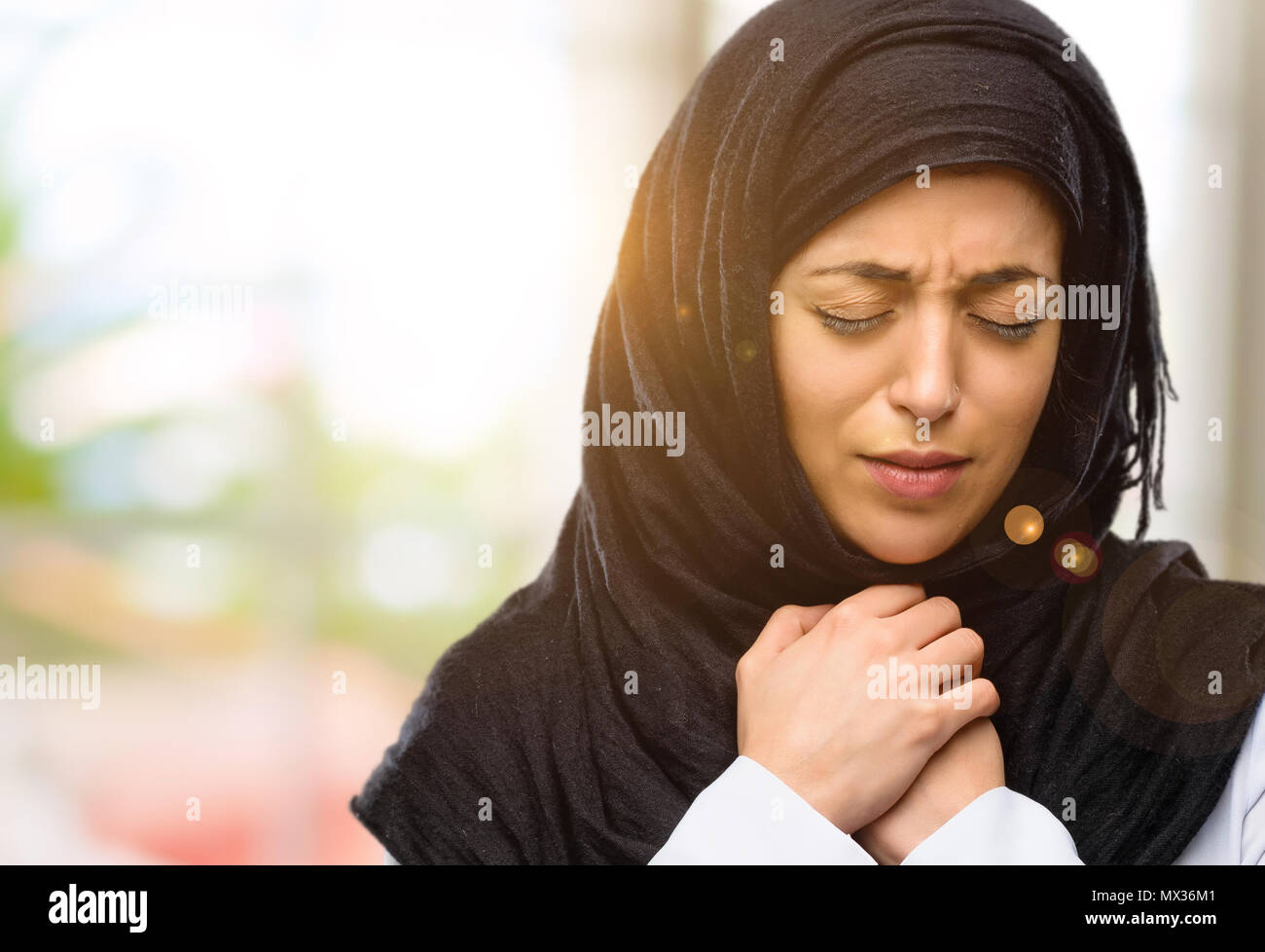 Jeune femme arabe portant le hijab pleurer déprimé plein de tristesse exprimant l'émotion triste Banque D'Images