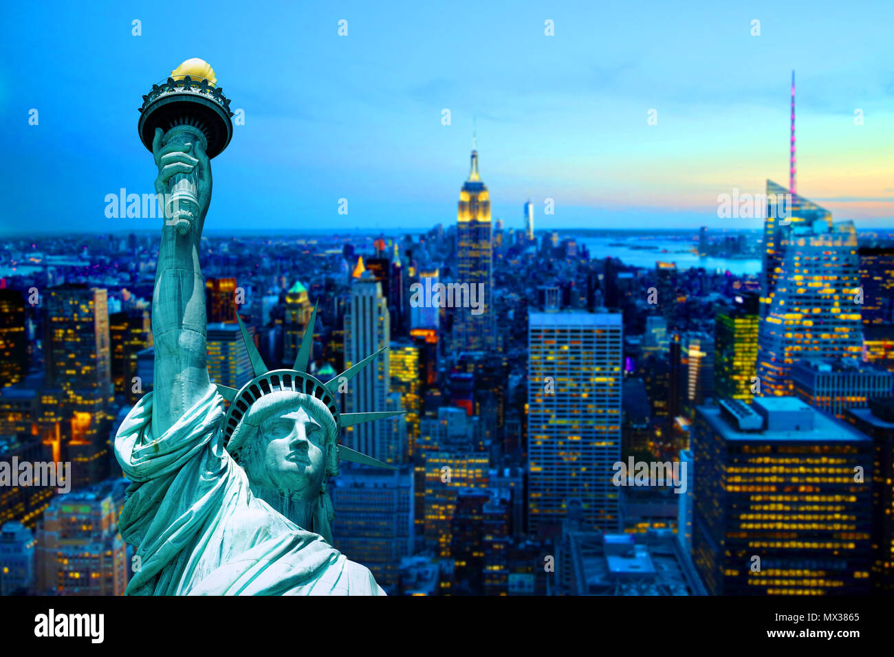 Manhattan new york statue de la liberté coucher crépuscule nuit Banque D'Images