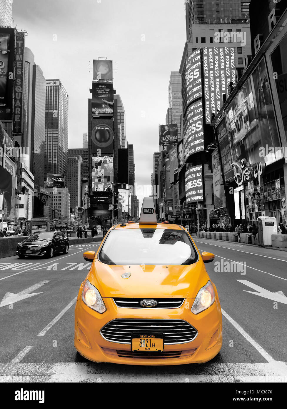 La ville de New York, USA - Avril 2018 : taxi jaune couleur sélective à Times Square Banque D'Images