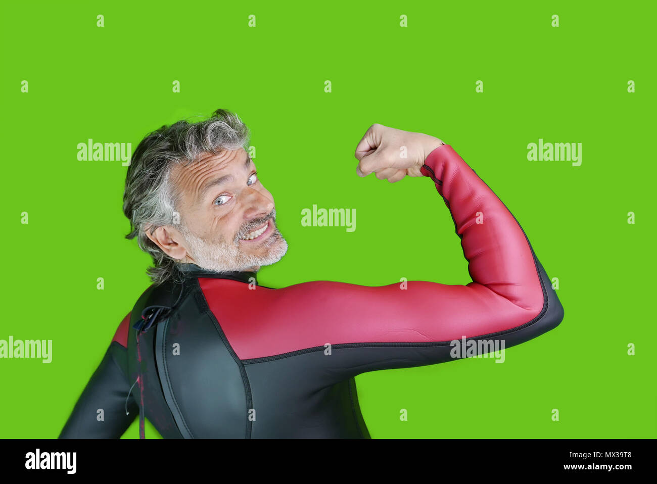L'homme souriant en costume de triathlon professionnel, isolé sur un écran vert Banque D'Images