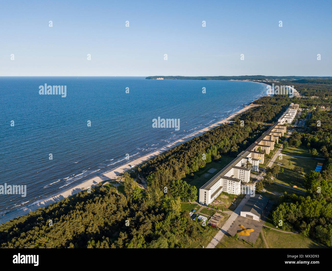 Vue aérienne de la plage de Prora, un resort construit par l'Allemagne nazie sur l'île de Rügen Banque D'Images