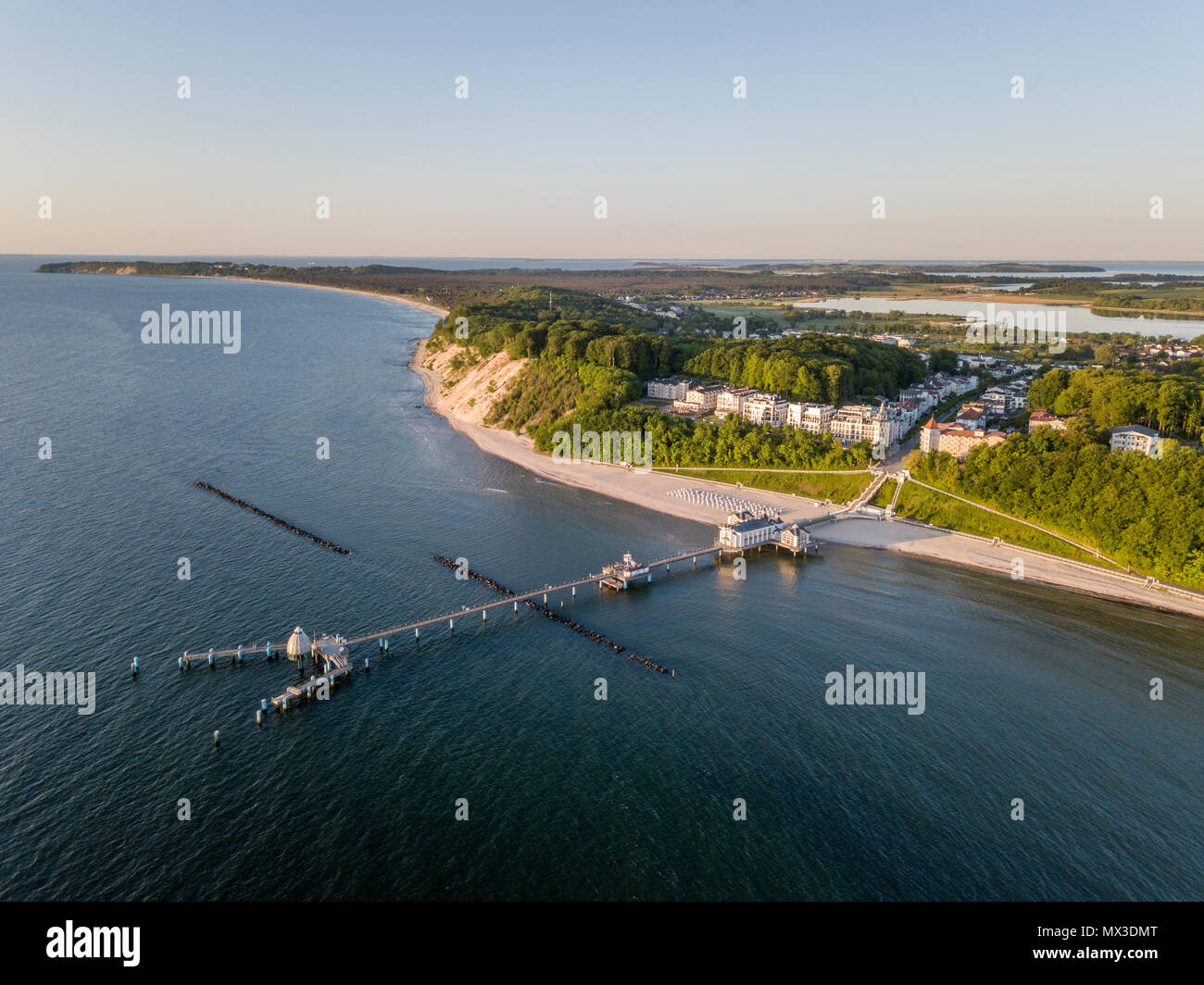 Vue aérienne de la jetée historique et la station balnéaire de Binz sur l'île de Ruegen au lever du soleil, Allemagne Banque D'Images
