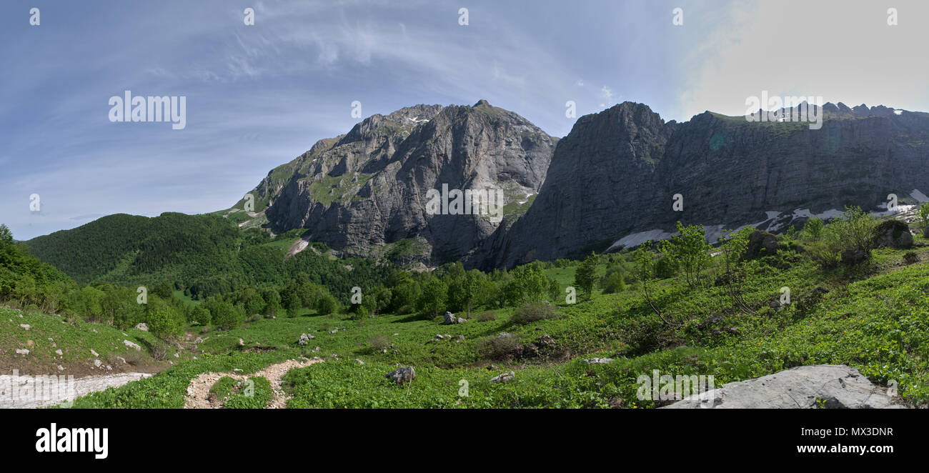 Mont PshehaSu, Nord du Caucase, en Russie. Panorama. Vue depuis le sud-ouest. Banque D'Images