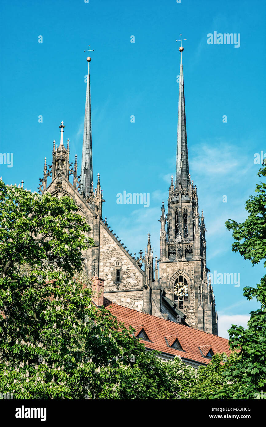 Célèbre Cathédrale de Saint Pierre et Paul à Brno, en Moravie, en République tchèque. L'architecture religieuse. Deux grosses tours. Banque D'Images