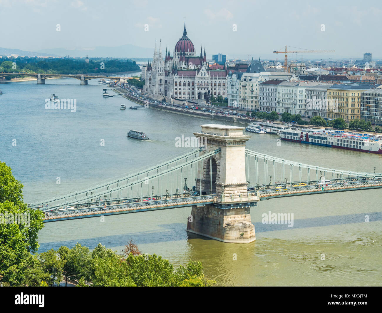 Pont à chaînes Széchenyi et Suspension pont enjambant le Danube à Budapest, avec le Parlement hongrois bâtiment derrière sur le côté Pest. Banque D'Images