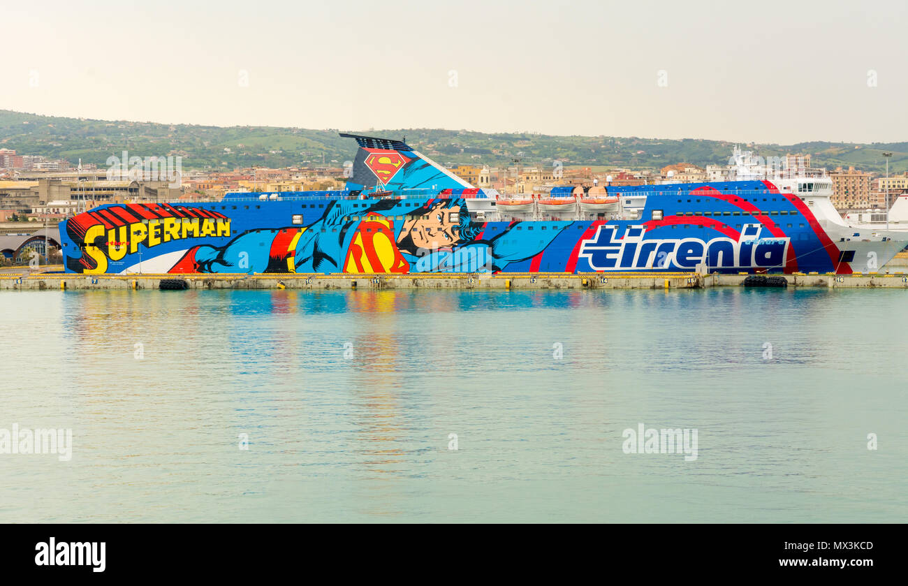 Le nouveau ferry Moby avec la figure de Superman dans le port de Civitavecchia. Sardinia Ferries Athara, Italie. Banque D'Images