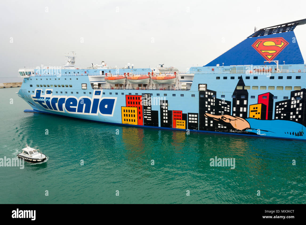 Le nouveau ferry Moby avec la figure de Superman dans le port de Civitavecchia. Sardinia Ferries Athara, Italie. Banque D'Images
