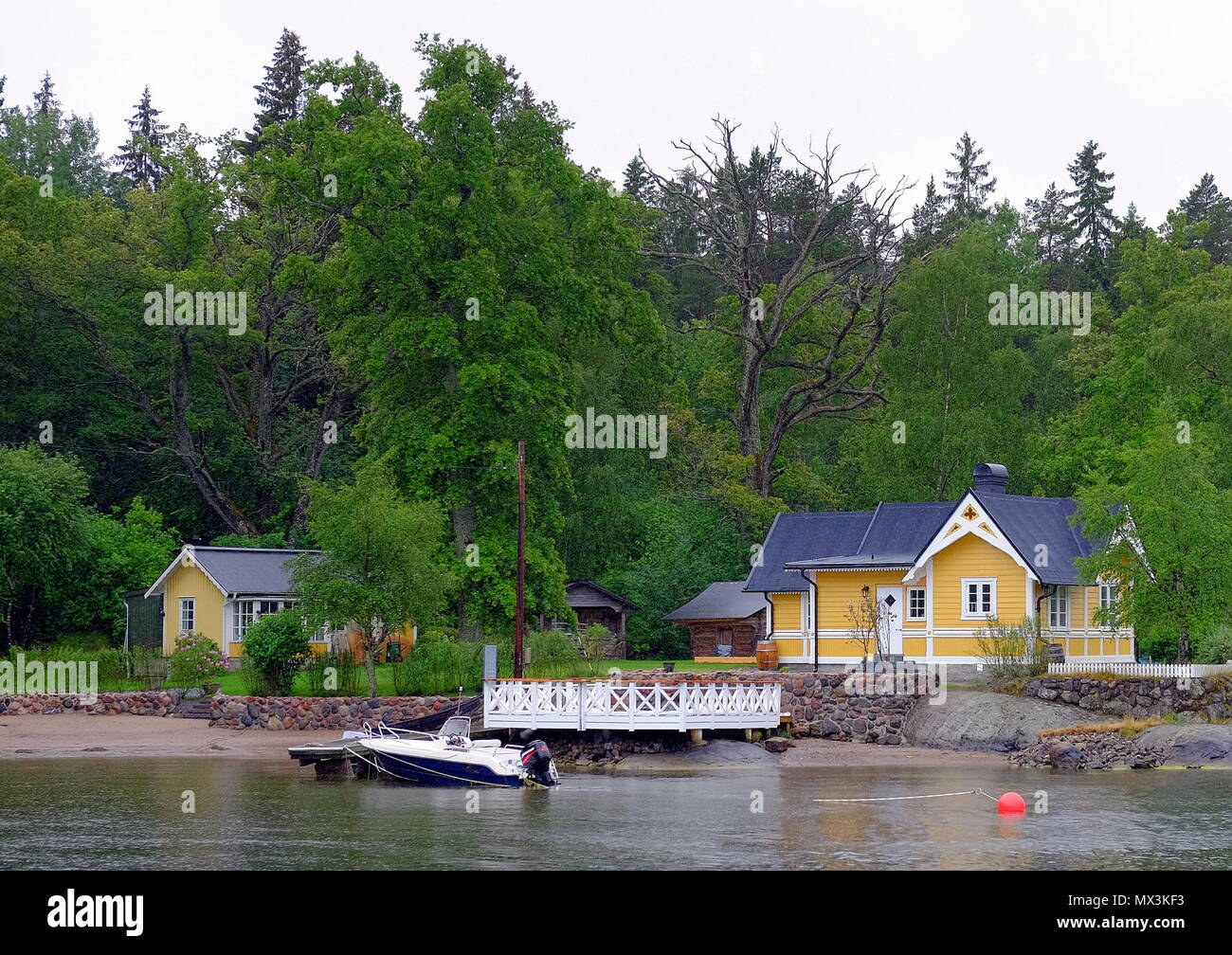 Maisons d'été dans l'archipel de Stockholm en Suède. Banque D'Images