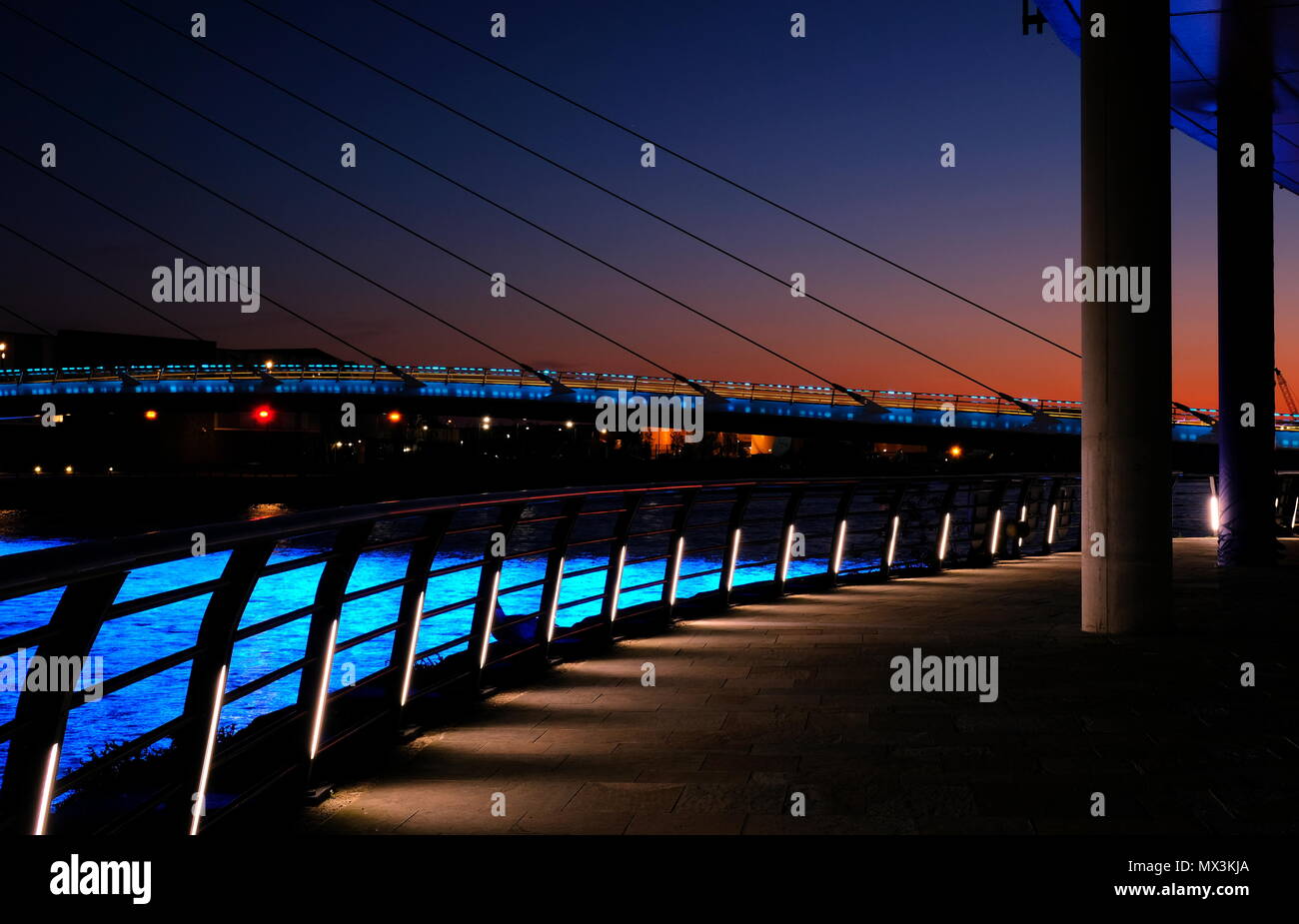 Media City Bridge et promenade au coucher du soleil Banque D'Images
