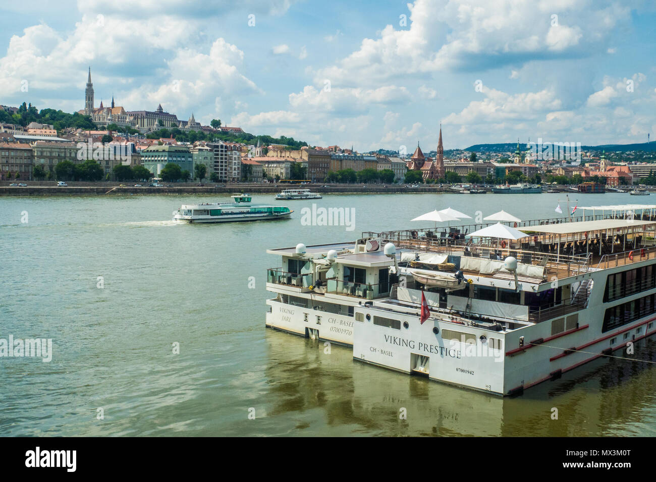 Les bateaux amarrés sur le Danube à Budapest, Hongrie. Banque D'Images