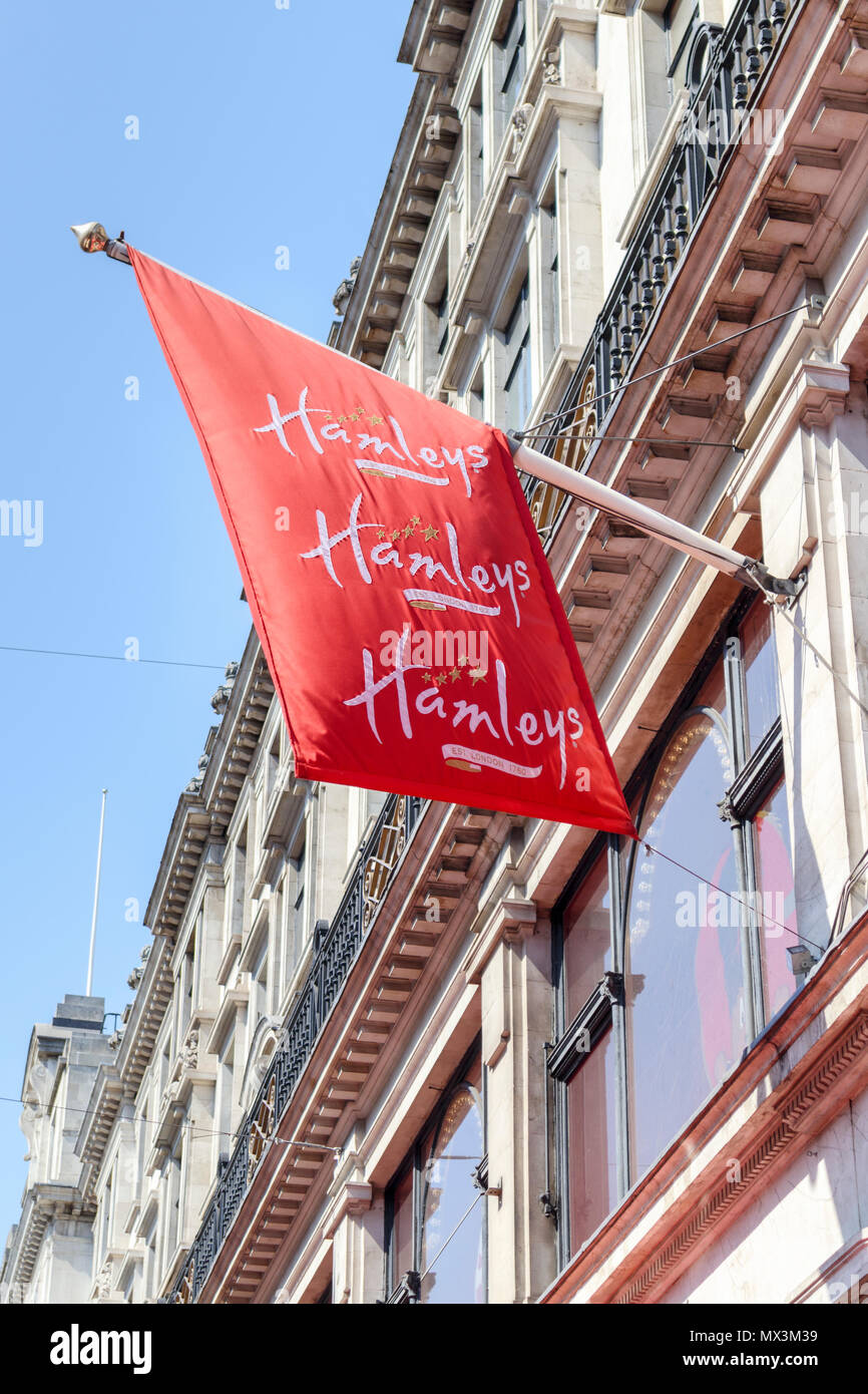 Nom d'un drapeau rouge à l'extérieur, le vol Hamleys, magasin de jouets populaires iconique dans Regent Street, London W1 une des principales rues commerciales, dans la capitale, UK Banque D'Images