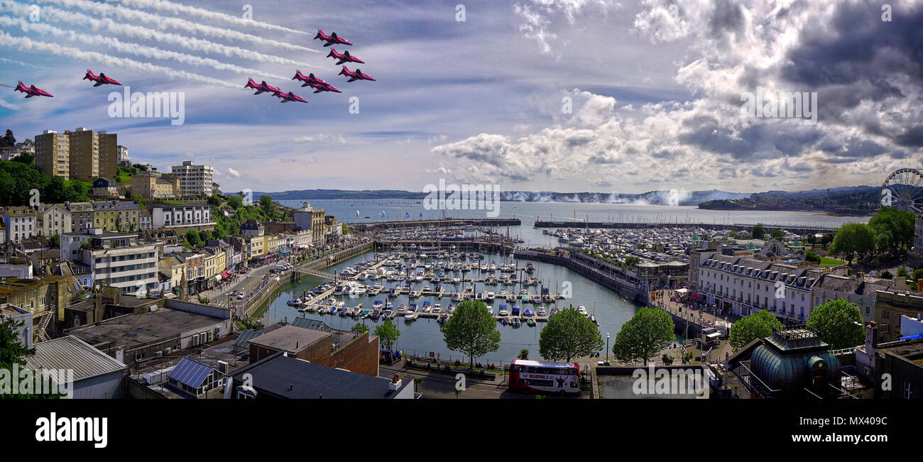 Go - DEVON : flèches rouges Équipe de la Royal Airforce Torbay Torbay harbour ci-dessus avec en premier plan - 02 juin 2018 Banque D'Images