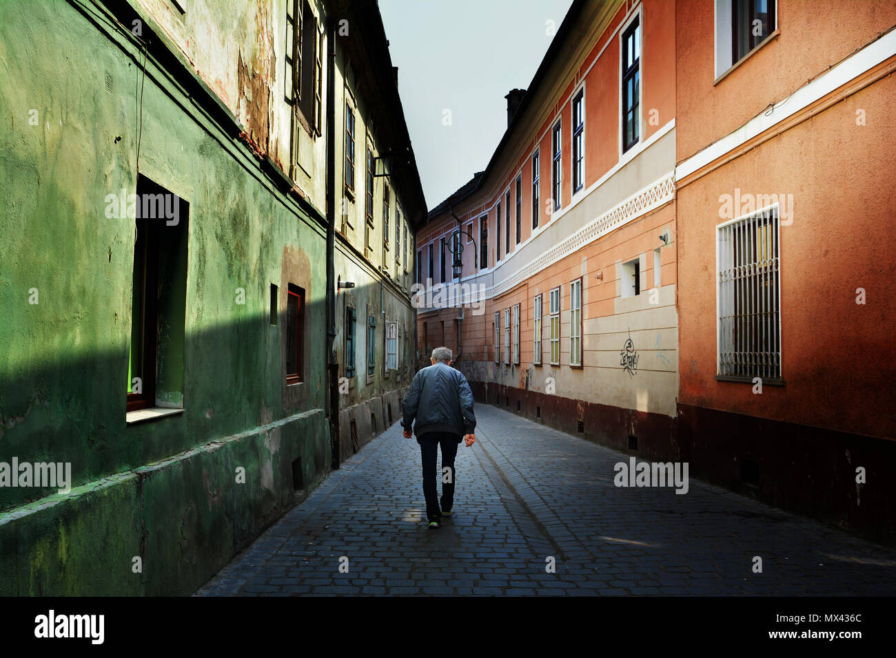 BRASOV, ROUMANIE - mai 2018. Alecu Russo Street , atmosphère unique et étonnante vieille rue étroite coloré dans le centre de Brasov, Banque D'Images