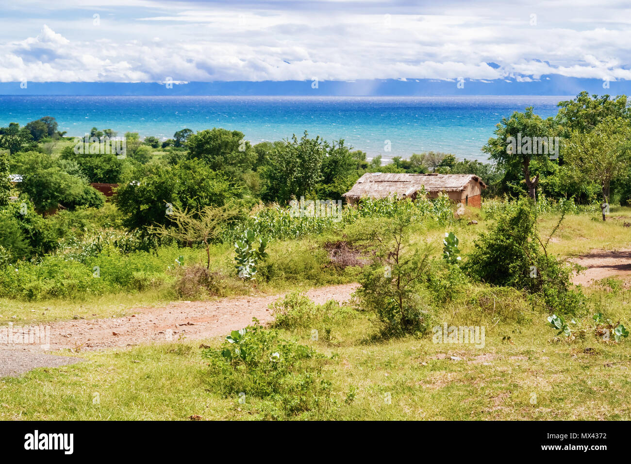 Paysage Pittoresque par le lac Malawi avec les petites maisons de village. Banque D'Images