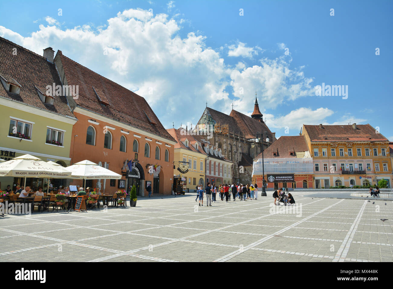 BRASOV, ROUMANIE - mai 2018. La place du Conseil de Brasov ,incroyable attraction de touristes dans la ville de Brasov, Roumanie. Banque D'Images