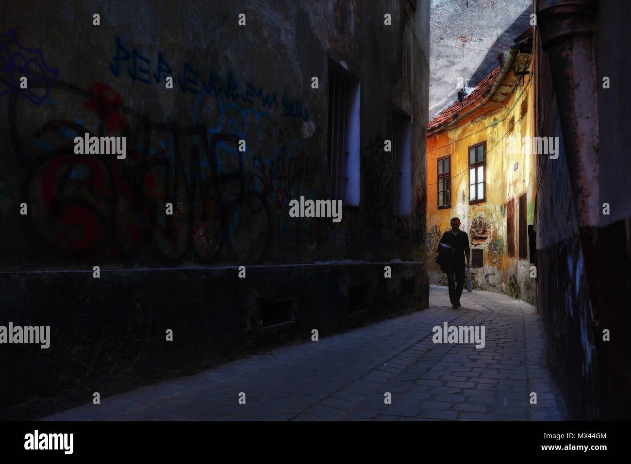 BRASOV, ROUMANIE - mai 2018. Alecu Russo Street , atmosphère unique et étonnante vieille rue étroite coloré dans le centre de Brasov, Banque D'Images