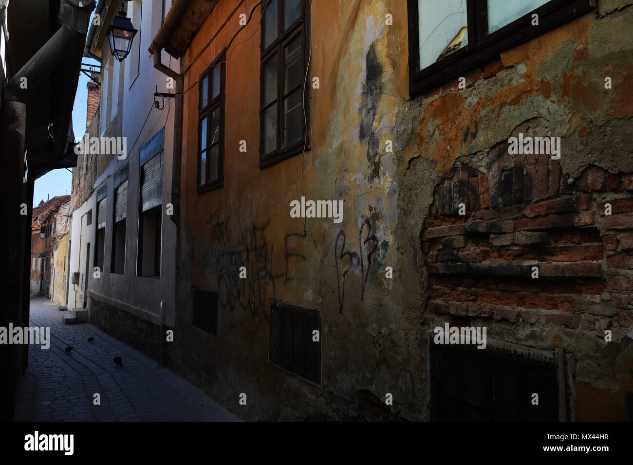 BRASOV, ROUMANIE - mai 2018. Alecu Russo Street , atmosphère unique et étonnante vieille rue étroite coloré dans le centre de Brasov, Banque D'Images