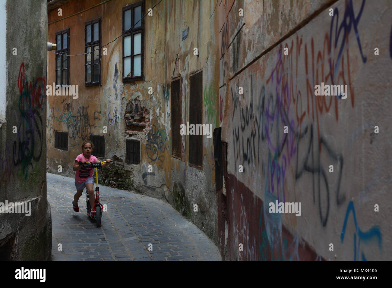 BRASOV, ROUMANIE - mai 2018. Alecu Russo Street , atmosphère unique et étonnante vieille rue étroite coloré dans le centre de Brasov, Banque D'Images