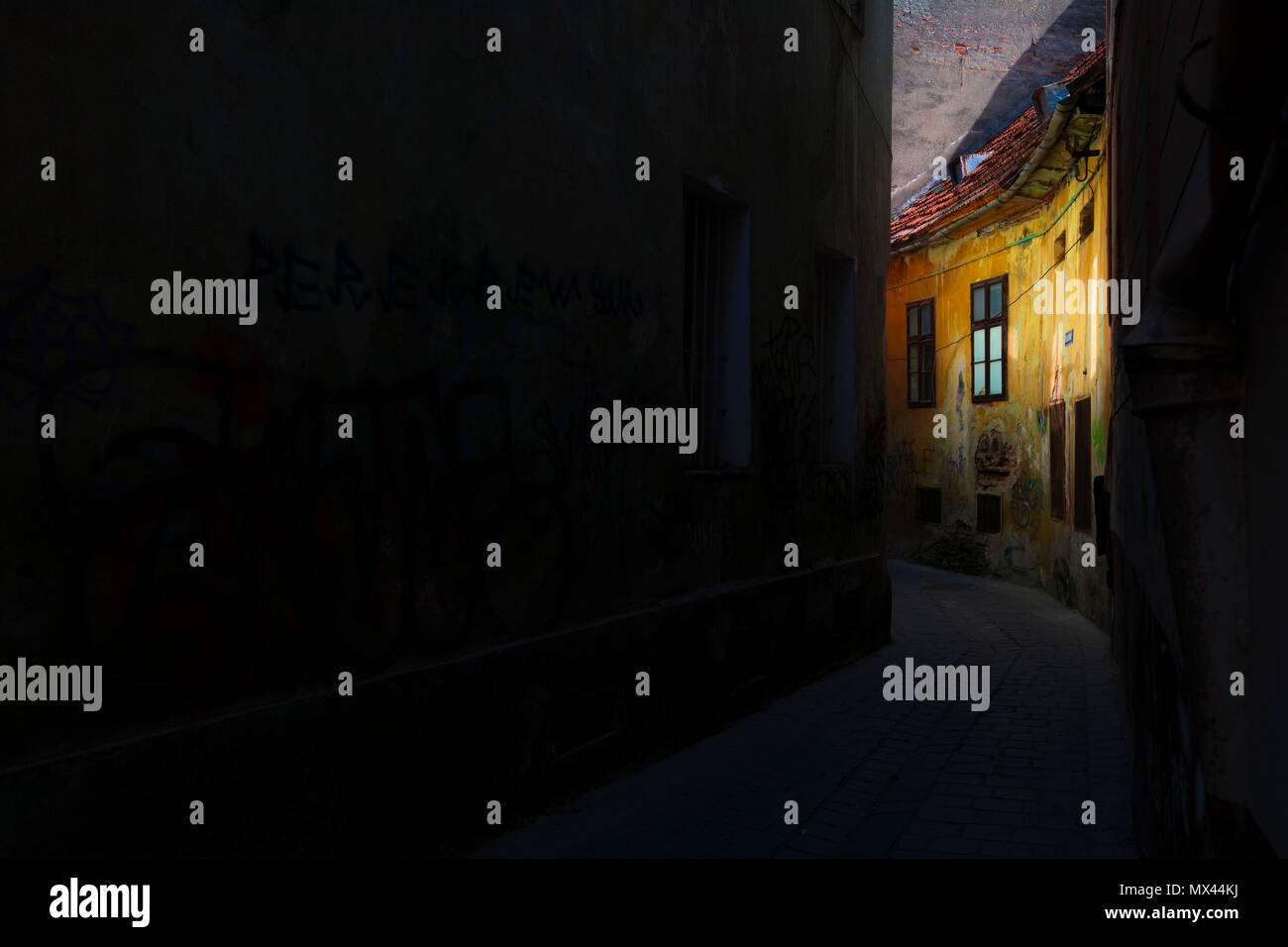 BRASOV, ROUMANIE - mai 2018. Alecu Russo Street , atmosphère unique et étonnante vieille rue étroite coloré dans le centre de Brasov, Banque D'Images