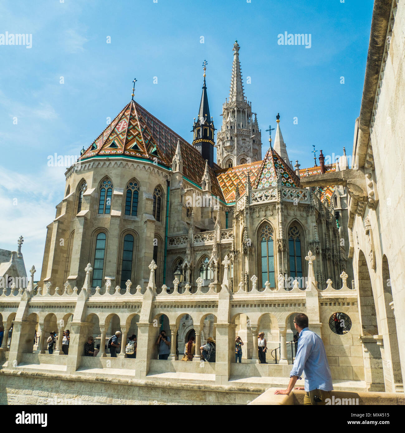 Bastion des pêcheurs, une terrasse sur le côté Buda de Budapest, avec l'Église catholique l'église Matthias derrière, Budapest, Hongrie. Banque D'Images