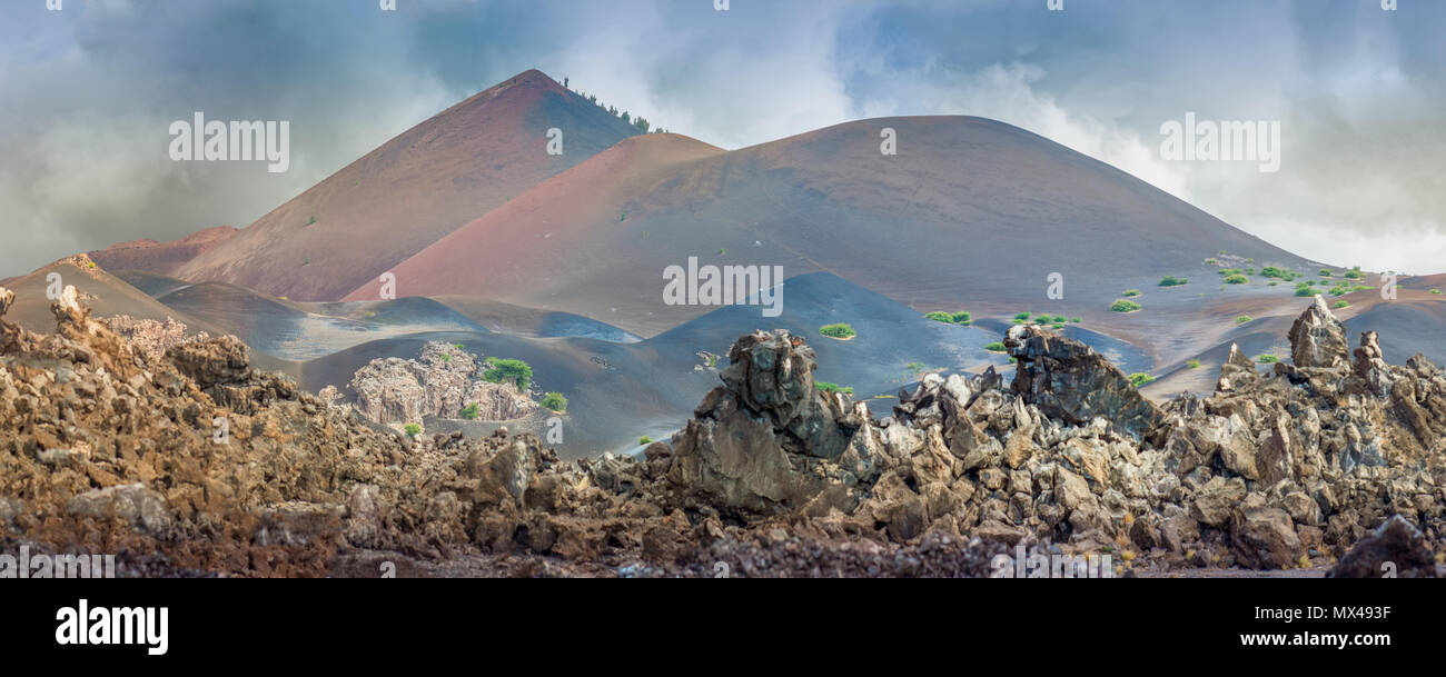 Vue sur les champs de lave en direction de la collines colorées faites de sable volcanique appelée Les Sœurs sur l'île de l'Ascension, dans l'océan Atlantique sud. Banque D'Images