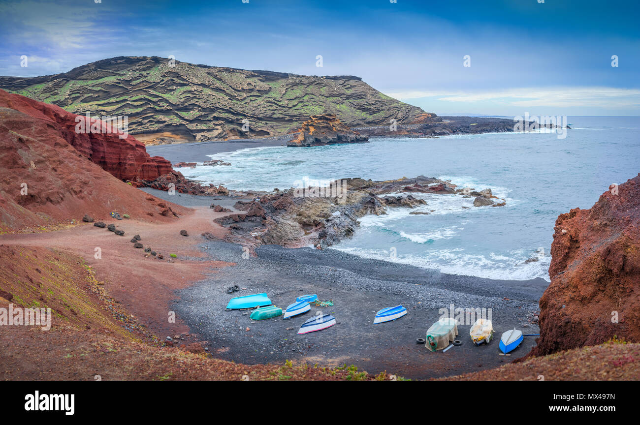 La magnifique plage de manière unique d'El Golfo sur l'île de Lanzarote avec ses collines de grès rouge et ses falaises stratifiées inoubliable Banque D'Images