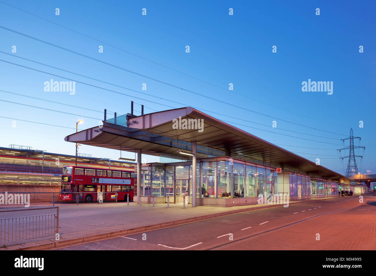 Canning Town Station de bus et dans l'échange DLR London. Banque D'Images