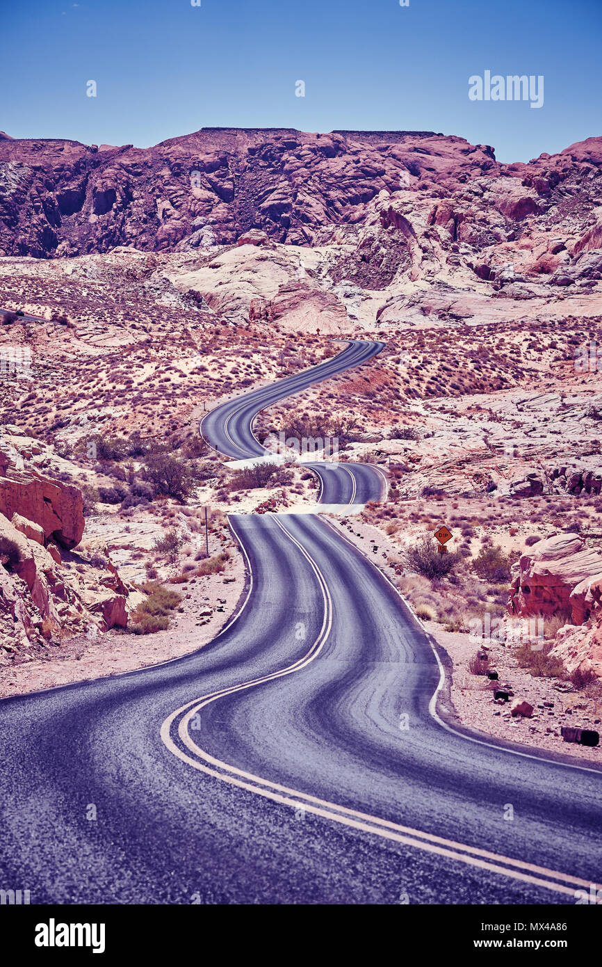 Vintage photo aux couleurs d'une liquidation desert road, travel concept. Banque D'Images