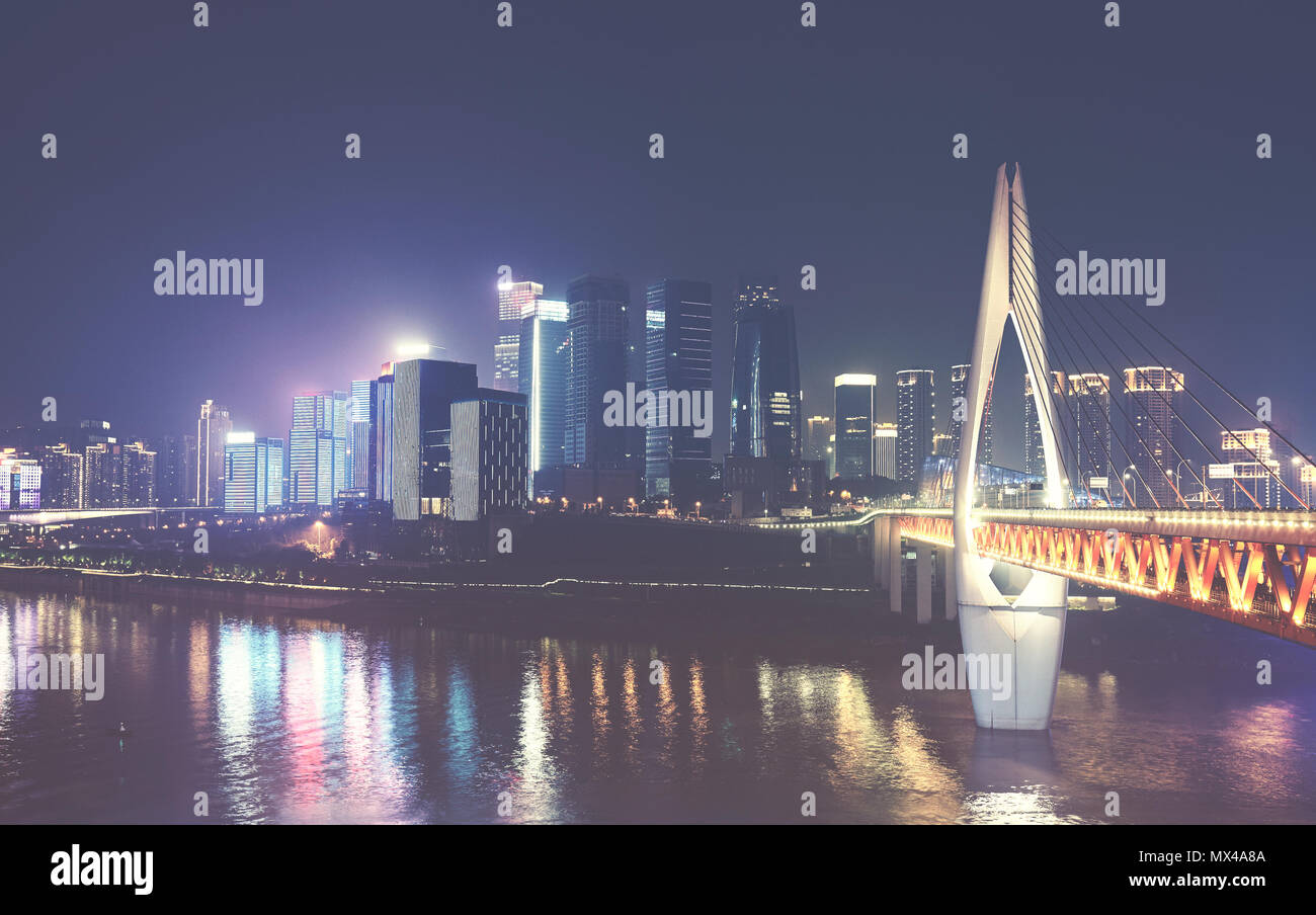 Chongqing City skyline at night, tons de couleur photo, Chine. Banque D'Images